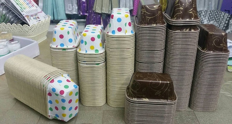 חנות לכלים חד־פעמיים וקישוטי שולחן